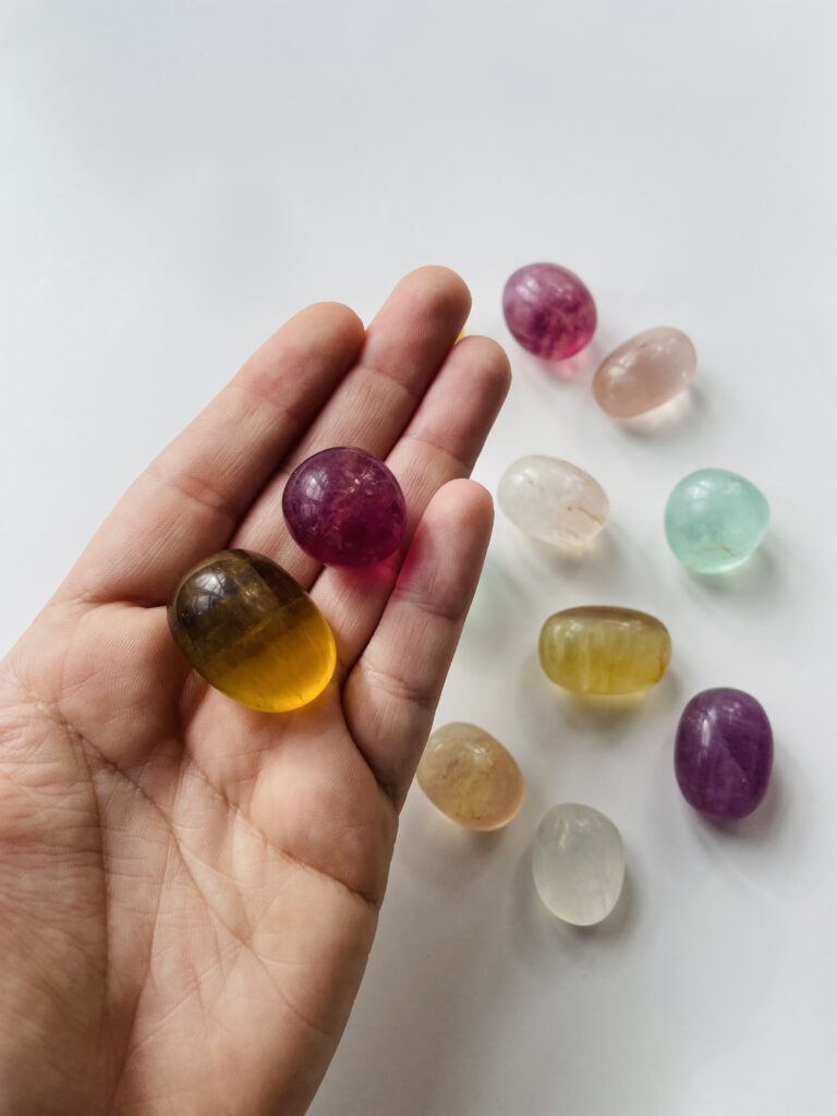 Regnbue fluorit lommesten – krystal for klarhed, fokus og beskyttelse | Soul Crystal