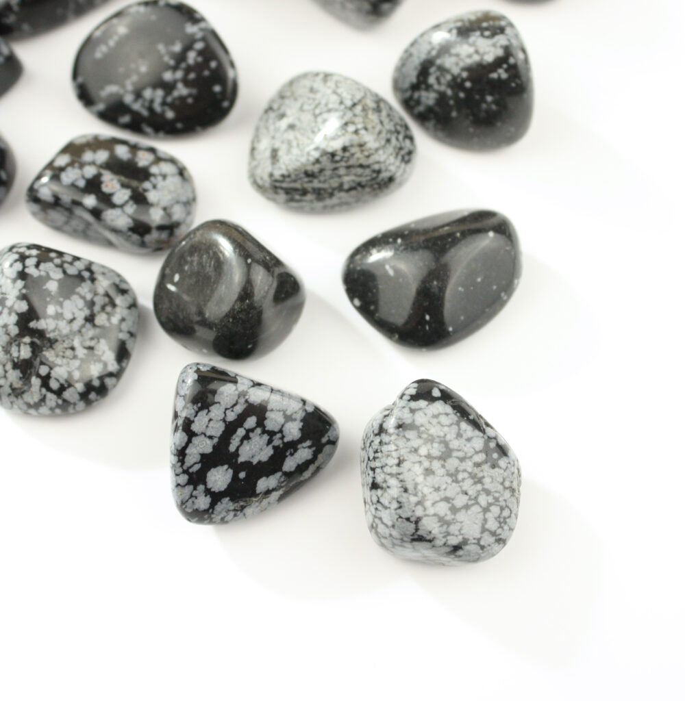 Snefnug Obsidian Lommesten – Balance, indsigt og beskyttelse Snefnug Obsidian er en særlig variant af obsidian, hvor den dybsorte glasagtige overflade er brudt af små hvide mønstre, der ligner snefnug. Disse snefnuglignende indeslutninger er dannet af krystalliseret mineral, som giver stenen dens karakteristiske udseende og unikke skønhed. Energetisk er Snefnug Obsidian en krystal, der skaber balance mellem lys og mørke. Den minder dig om, at vi alle rummer begge dele – og at sand styrke kommer af at acceptere og integrere alle sider af os selv. Det gør stenen til et stærkt redskab i personlig udvikling og skyggearbejde, hvor du arbejder med at slippe gamle mønstre og finde større selvindsigt. Denne krystal arbejder især med rodchakraet, hvor den skaber jordforbindelse, beskyttelse og stabilitet. Den hjælper dig til at bevare roen, selv i svære situationer, og giver dig styrken til at stå fast i dig selv. Mange oplever, at Snefnug Obsidian støtter dem i at bearbejde svære følelser som sorg, vrede eller frygt, så de kan give slip og skabe plads til lysere energier. Snefnug Obsidian er også kendt for sin evne til at rense og beskytte energifeltet. Den danner et beskyttende skjold, så du er mindre påvirkelig af negative vibrationer fra omgivelserne. Det gør den særligt god for sensitive personer, der let opsuger andres følelser. Som lommesten er Snefnug Obsidian både praktisk og kraftfuld. Den lille størrelse gør det nemt at bære den med i lommen eller tasken, hvor den kan støtte dig hele dagen. Den kan også bruges under meditation, hvor den hjælper dig til at finde indre ro og få kontakt med din egen kerne. Med sin kombination af skønhed og styrke er Snefnug Obsidian en krystal, der både tiltrækker med sit særlige udseende og giver dig dyb healing og beskyttelse i hverdagen. Hurtige highlights ✔ Sort obsidian med hvide snefnuglignende mønstre ✔ Skaber balance mellem lys og mørke ✔ Støtter skyggearbejde, healing og beskyttelse