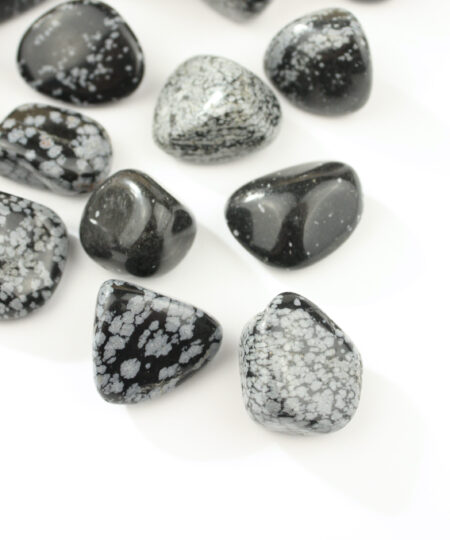 Snefnug Obsidian Lommesten – Balance, indsigt og beskyttelse Snefnug Obsidian er en særlig variant af obsidian, hvor den dybsorte glasagtige overflade er brudt af små hvide mønstre, der ligner snefnug. Disse snefnuglignende indeslutninger er dannet af krystalliseret mineral, som giver stenen dens karakteristiske udseende og unikke skønhed. Energetisk er Snefnug Obsidian en krystal, der skaber balance mellem lys og mørke. Den minder dig om, at vi alle rummer begge dele – og at sand styrke kommer af at acceptere og integrere alle sider af os selv. Det gør stenen til et stærkt redskab i personlig udvikling og skyggearbejde, hvor du arbejder med at slippe gamle mønstre og finde større selvindsigt. Denne krystal arbejder især med rodchakraet, hvor den skaber jordforbindelse, beskyttelse og stabilitet. Den hjælper dig til at bevare roen, selv i svære situationer, og giver dig styrken til at stå fast i dig selv. Mange oplever, at Snefnug Obsidian støtter dem i at bearbejde svære følelser som sorg, vrede eller frygt, så de kan give slip og skabe plads til lysere energier. Snefnug Obsidian er også kendt for sin evne til at rense og beskytte energifeltet. Den danner et beskyttende skjold, så du er mindre påvirkelig af negative vibrationer fra omgivelserne. Det gør den særligt god for sensitive personer, der let opsuger andres følelser. Som lommesten er Snefnug Obsidian både praktisk og kraftfuld. Den lille størrelse gør det nemt at bære den med i lommen eller tasken, hvor den kan støtte dig hele dagen. Den kan også bruges under meditation, hvor den hjælper dig til at finde indre ro og få kontakt med din egen kerne. Med sin kombination af skønhed og styrke er Snefnug Obsidian en krystal, der både tiltrækker med sit særlige udseende og giver dig dyb healing og beskyttelse i hverdagen. Hurtige highlights ✔ Sort obsidian med hvide snefnuglignende mønstre ✔ Skaber balance mellem lys og mørke ✔ Støtter skyggearbejde, healing og beskyttelse