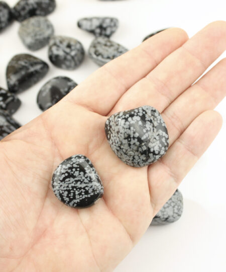 Snefnug obsidian lommesten i sort med hvide mønstre – krystal til balance og healing