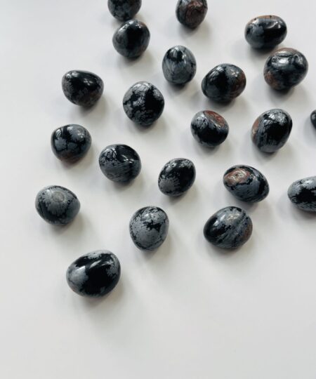 Snefnug obsidian lommesten – balancerende og beskyttende krystal | Soul Crystal