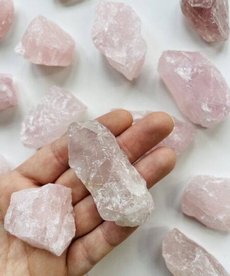 Rå rosenkvarts – kærlighedssten med blid, naturlig energi | Soul Crystal