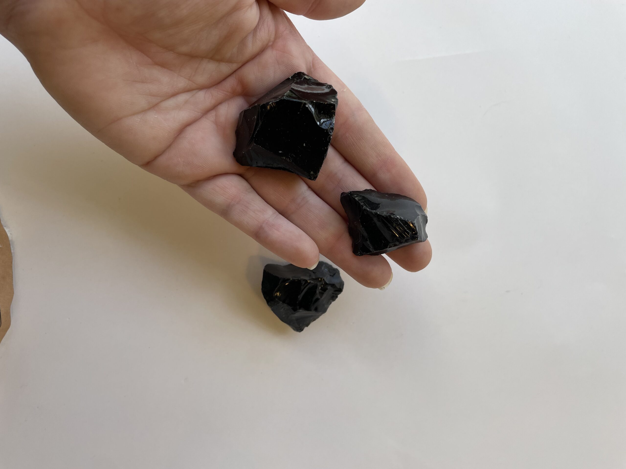 Rå obsidian – kraftfuld beskyttelseskrystal for jordforbindelse og klarhed | Soul Crystal