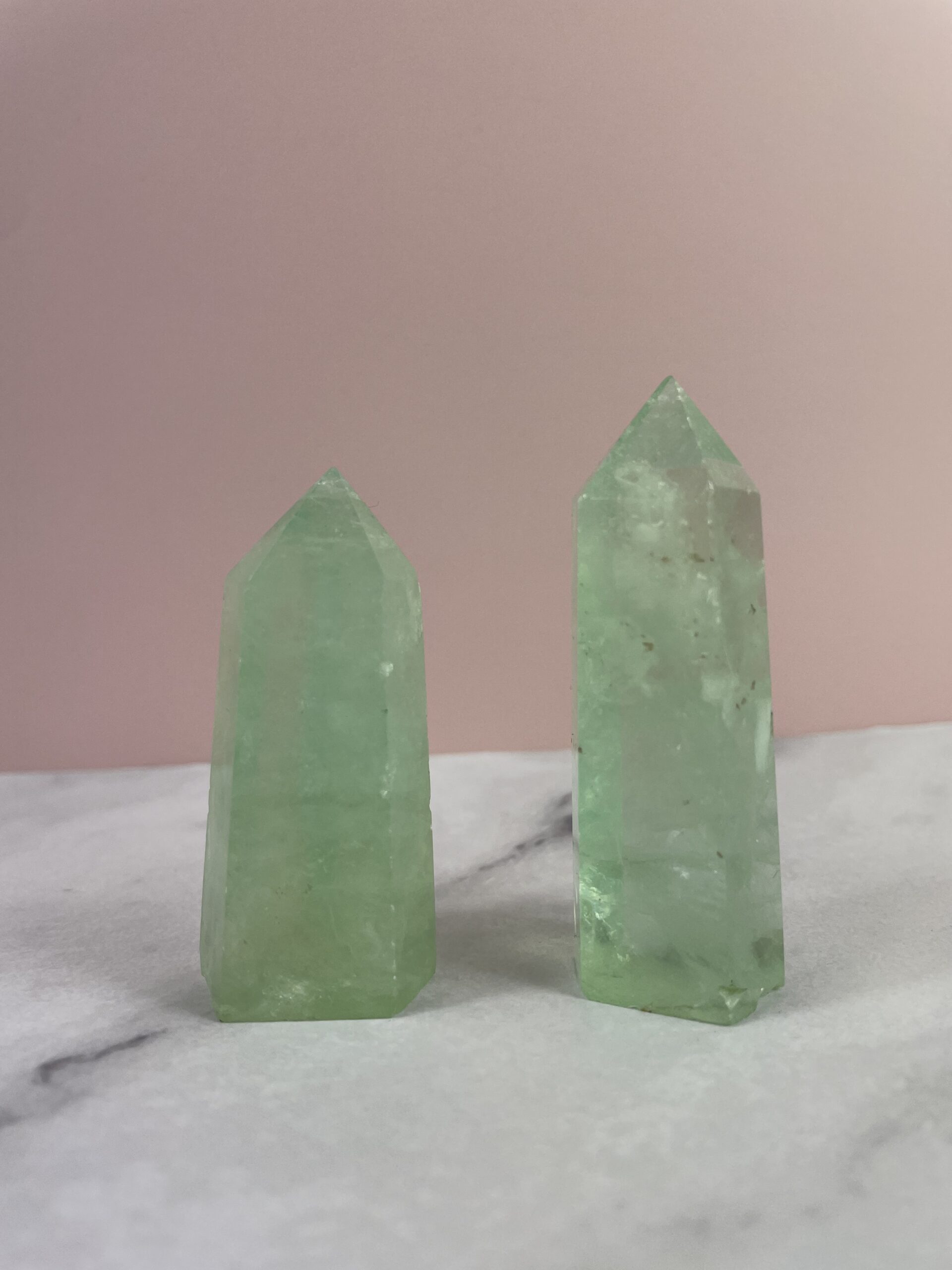 Grøn fluorit krystaller i tårnform – styrkende sten for fokus, balance og mental klarhed | Soul Crystal