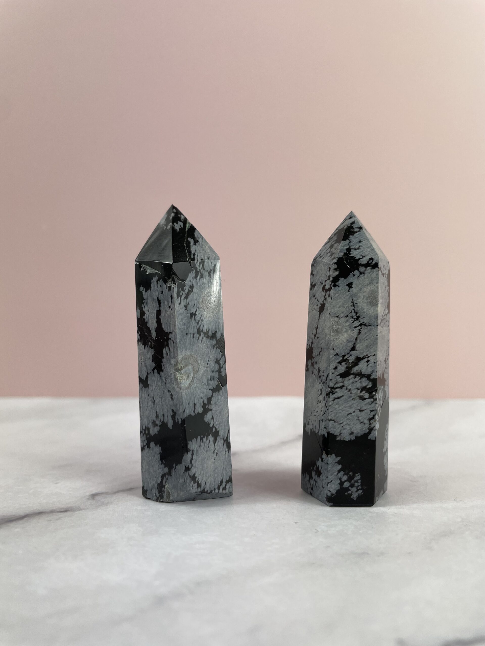 Snefnug obsidian krystaller i tårnform – balancerende og beskyttende sten mod negativ energi | Soul Crystal