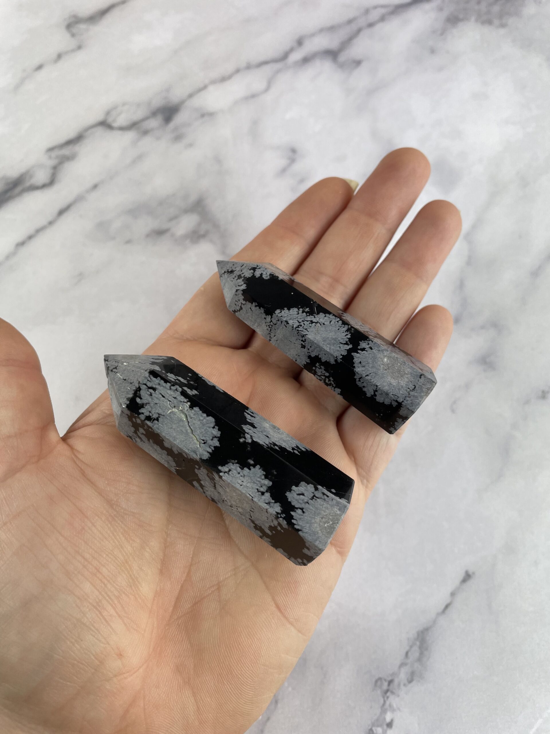 Snefnug obsidian krystaller i tårnform – balancerende og beskyttende sten mod negativ energi | Soul Crystal