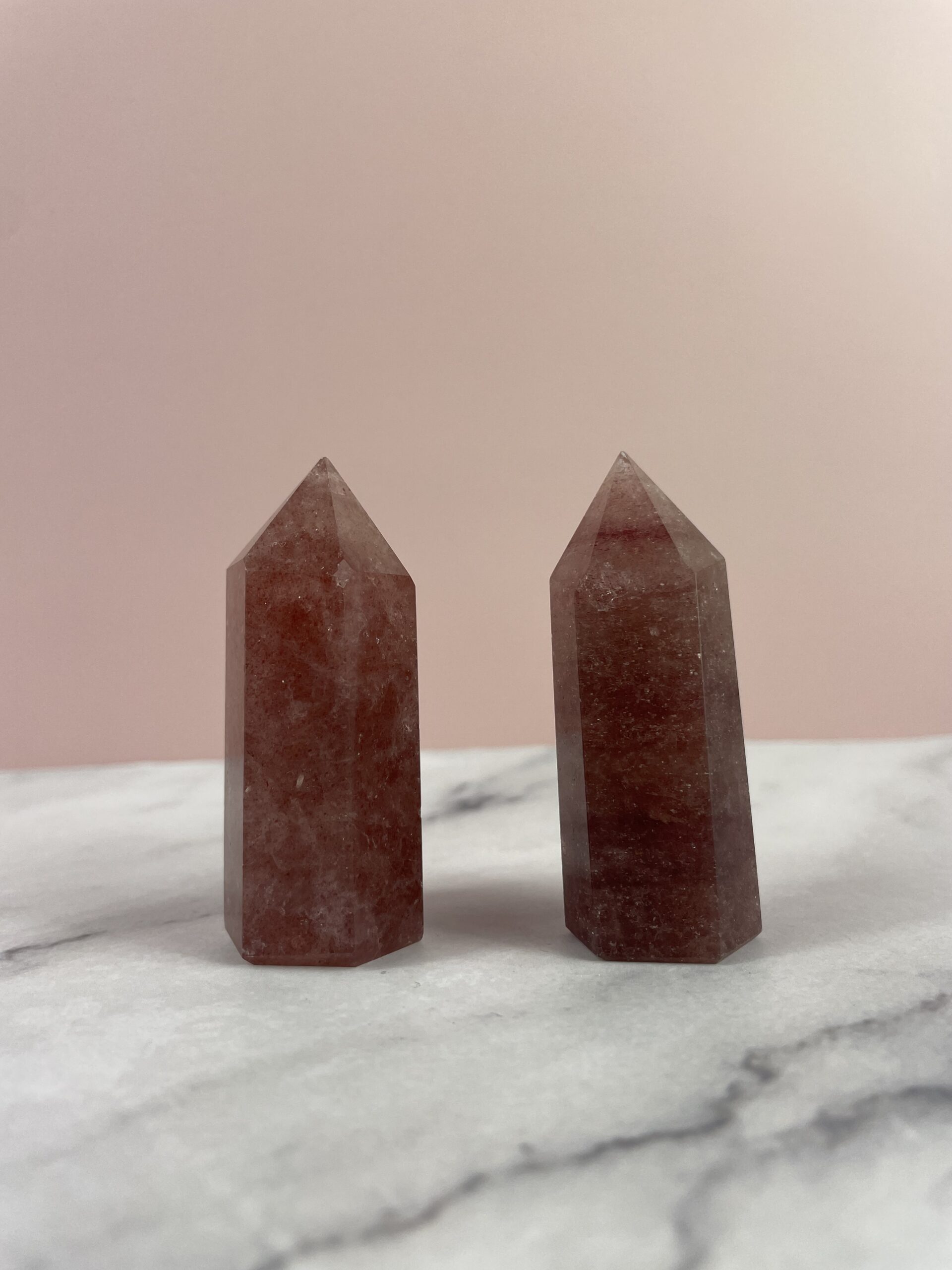 Jordbærkvarts krystaller i tårnform – kærlig og opløftende sten for glæde, balance og følelsesmæssig healing | Soul Crystal