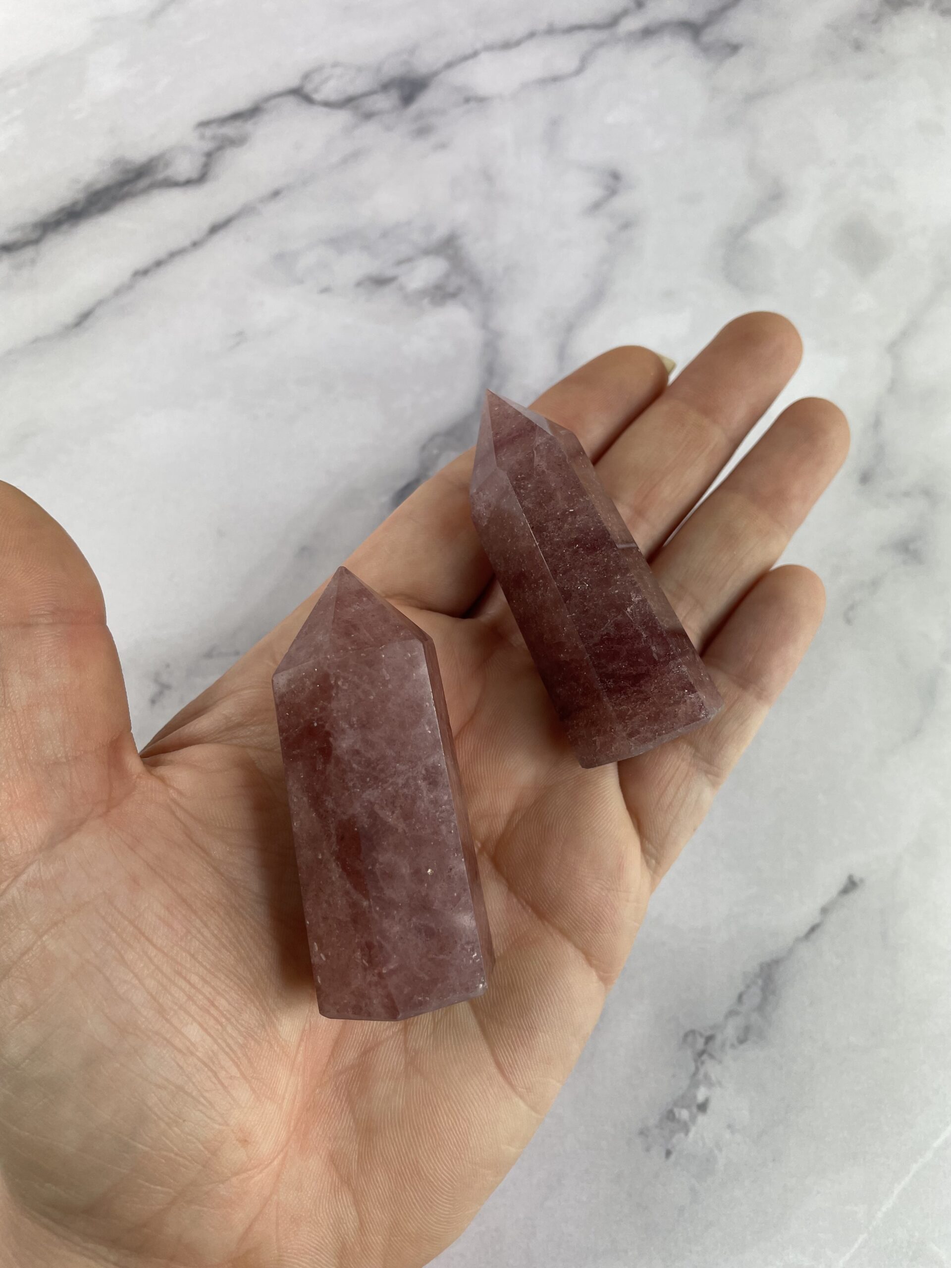 Jordbærkvarts krystaller i tårnform – kærlig og opløftende sten for glæde, balance og følelsesmæssig healing | Soul Crystal