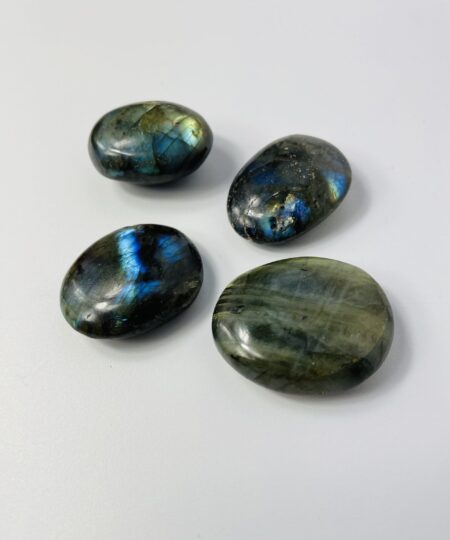 Labradorit mini palmstones – små kraftfulde krystaller til beskyttelse, transformation og spirituel klarhed | Soul Crystal