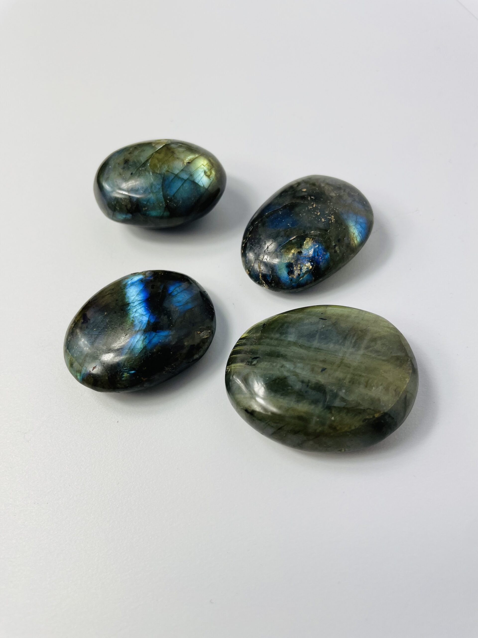 Labradorit mini palmstones – små kraftfulde krystaller til beskyttelse, transformation og spirituel klarhed | Soul Crystal