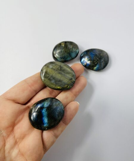 Labradorit mini palmstones – små kraftfulde krystaller til beskyttelse, transformation og spirituel klarhed | Soul Crystal