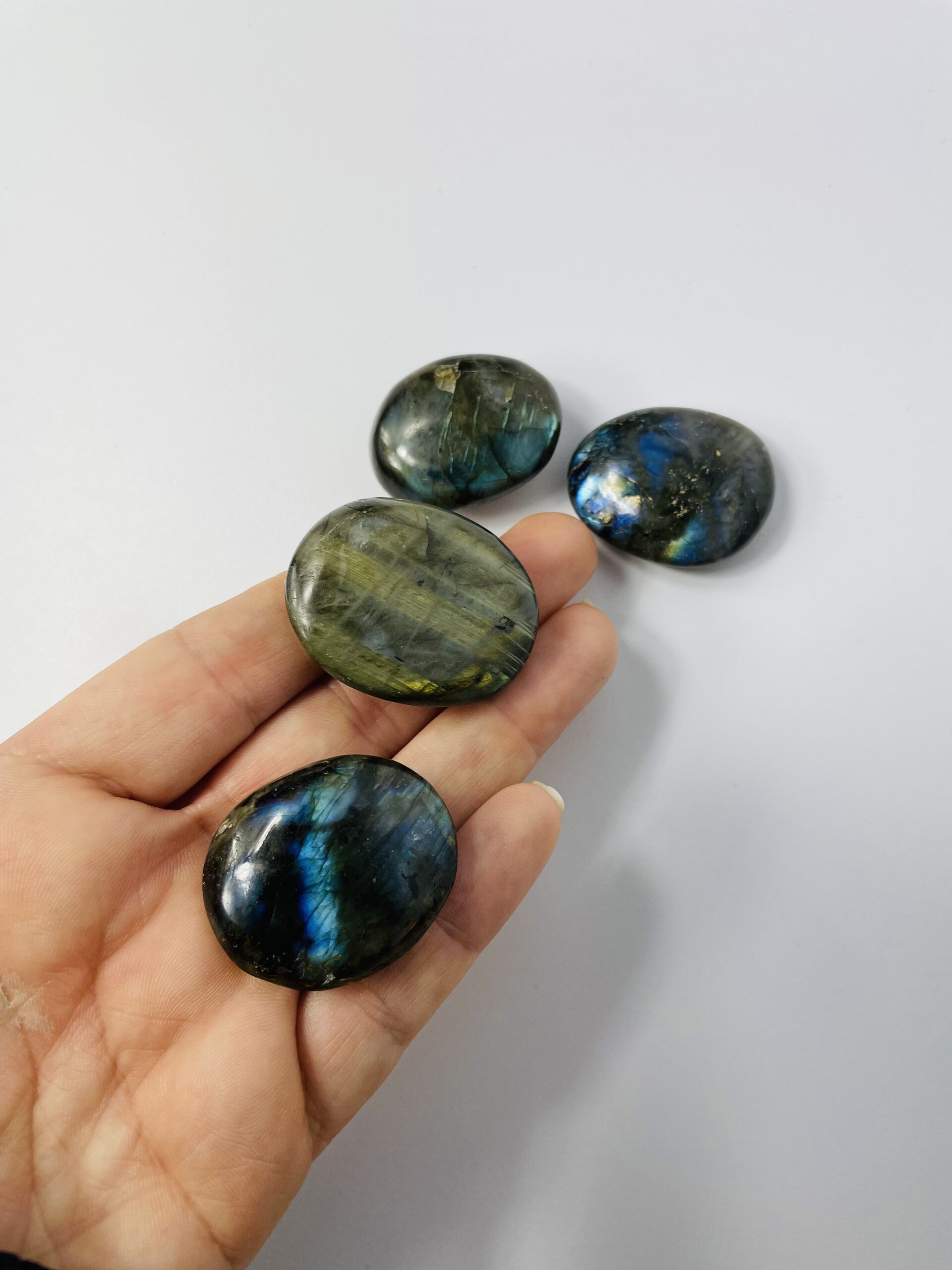 Labradorit mini palmstones – små kraftfulde krystaller til beskyttelse, transformation og spirituel klarhed | Soul Crystal