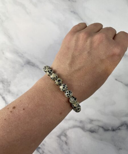 Dalmatiner jaspis armbånd – jordnær og opløftende krystal med legende energi og beskyttende egenskaber | Soul Crystal