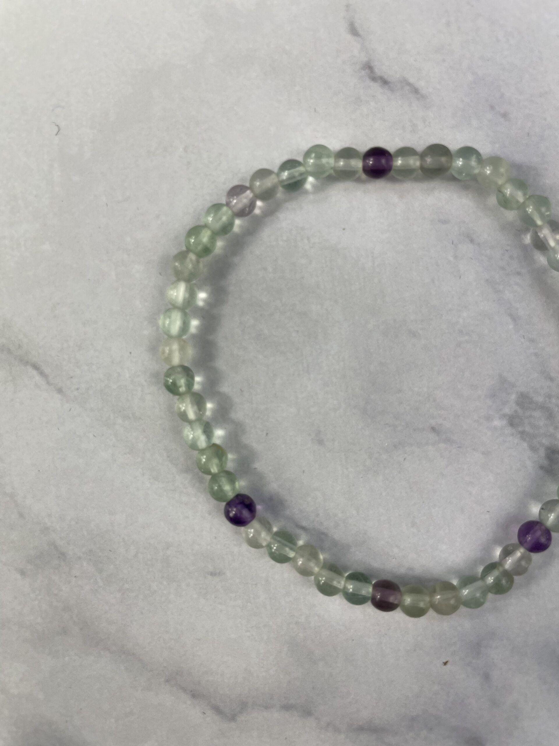 Fluorit armbånd – balancerende krystal med beroligende energi og støtte til fokus og mental klarhed | Soul Crystal