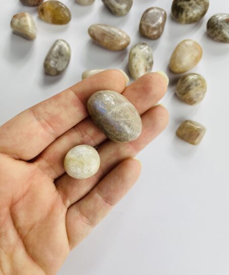 Månesten lommesten – intuitiv og feminin krystal til følelsesmæssig balance, indre ro og cyklisk energi | Soul Crystal