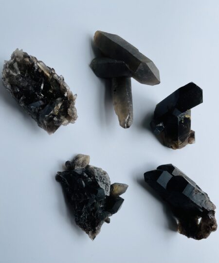 Røgkvarts klynge – jordende og rensende krystal i naturlig formation til beskyttelse og klarhed | Soul Crystal