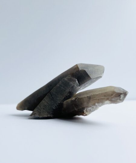 Røgkvarts klynge – jordende og rensende krystal i naturlig formation til beskyttelse og klarhed | Soul Crystal
