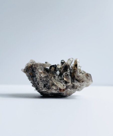 Røgkvarts klynge – jordende og rensende krystal i naturlig formation til beskyttelse og klarhed | Soul Crystal