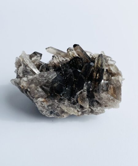 Røgkvarts klynge – jordende og rensende krystal i naturlig formation til beskyttelse og klarhed | Soul Crystal