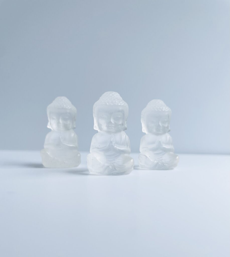 Lille Buddha Figur i Bjergkrystal – Klarhed, harmoni og spirituel visdom Denne smukke Buddha figur er udskåret i ægte bjergkrystal og forener æstetik med spirituel betydning. Bjergkrystal er kendt som en af de mest kraftfulde og alsidige krystaller – en forstærker af energi, klarhed og høj vibration. Buddha symbolet står for oplysning, indre fred og visdom, og i kombination med bjergkrystal bliver denne figur et stærkt redskab til meditation, energiarbejde og harmonisering af dit rum. Stenens egenskaber Bjergkrystal er knyttet til kronechakraet og arbejder med renhed, klarhed og forbindelsen til det højere selv. Den forstærker intentioner, renser negativ energi og støtter både fysisk og følelsesmæssig balance. Sammen med Buddha-energien bringer denne figur fokus på ro, accept og bevidst nærvær. Anvendelse Brug den som et meditationsfokus for klarhed og ro Placer den i hjemmet for at rense og løfte energien Ideel som alterfigur eller personlig amulet En smuk gaveidé med spirituel betydning Hvorfor vælge en Buddha i bjergkrystal? Denne figur kombinerer den høje vibration fra bjergkrystal med den dybe visdom, som Buddha-symbolikken repræsenterer. Den er perfekt til dig, der ønsker at styrke din spirituelle praksis, opnå mental klarhed og skabe et fredfyldt rum omkring dig. Hver figur er håndskåret og helt unik. Du kan finde alle vores lommesten lige her  Du kan finde os på Instagram Lige her