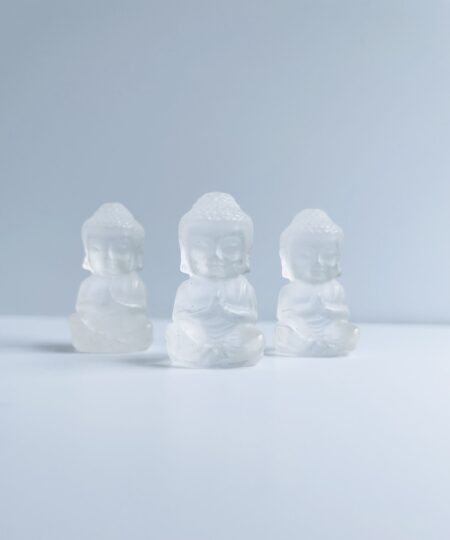 Lille Buddha Figur i Bjergkrystal – Klarhed, harmoni og spirituel visdom Denne smukke Buddha figur er udskåret i ægte bjergkrystal og forener æstetik med spirituel betydning. Bjergkrystal er kendt som en af de mest kraftfulde og alsidige krystaller – en forstærker af energi, klarhed og høj vibration. Buddha symbolet står for oplysning, indre fred og visdom, og i kombination med bjergkrystal bliver denne figur et stærkt redskab til meditation, energiarbejde og harmonisering af dit rum. Stenens egenskaber Bjergkrystal er knyttet til kronechakraet og arbejder med renhed, klarhed og forbindelsen til det højere selv. Den forstærker intentioner, renser negativ energi og støtter både fysisk og følelsesmæssig balance. Sammen med Buddha-energien bringer denne figur fokus på ro, accept og bevidst nærvær. Anvendelse Brug den som et meditationsfokus for klarhed og ro Placer den i hjemmet for at rense og løfte energien Ideel som alterfigur eller personlig amulet En smuk gaveidé med spirituel betydning Hvorfor vælge en Buddha i bjergkrystal? Denne figur kombinerer den høje vibration fra bjergkrystal med den dybe visdom, som Buddha-symbolikken repræsenterer. Den er perfekt til dig, der ønsker at styrke din spirituelle praksis, opnå mental klarhed og skabe et fredfyldt rum omkring dig. Hver figur er håndskåret og helt unik. Du kan finde alle vores lommesten lige her  Du kan finde os på Instagram Lige her