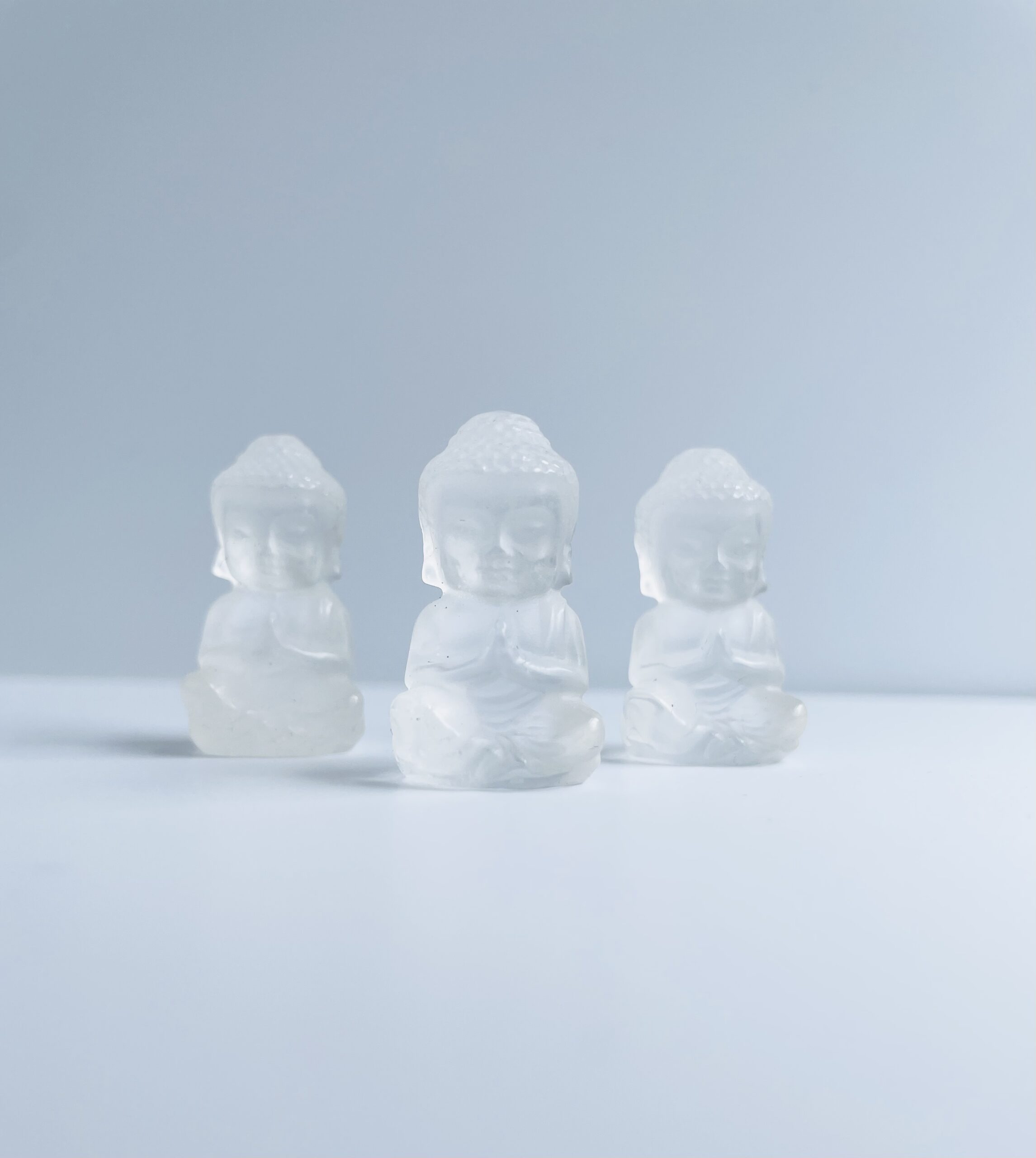 Lille Buddha Figur i Bjergkrystal – Klarhed, harmoni og spirituel visdom Denne smukke Buddha figur er udskåret i ægte bjergkrystal og forener æstetik med spirituel betydning. Bjergkrystal er kendt som en af de mest kraftfulde og alsidige krystaller – en forstærker af energi, klarhed og høj vibration. Buddha symbolet står for oplysning, indre fred og visdom, og i kombination med bjergkrystal bliver denne figur et stærkt redskab til meditation, energiarbejde og harmonisering af dit rum. Stenens egenskaber Bjergkrystal er knyttet til kronechakraet og arbejder med renhed, klarhed og forbindelsen til det højere selv. Den forstærker intentioner, renser negativ energi og støtter både fysisk og følelsesmæssig balance. Sammen med Buddha-energien bringer denne figur fokus på ro, accept og bevidst nærvær. Anvendelse Brug den som et meditationsfokus for klarhed og ro Placer den i hjemmet for at rense og løfte energien Ideel som alterfigur eller personlig amulet En smuk gaveidé med spirituel betydning Hvorfor vælge en Buddha i bjergkrystal? Denne figur kombinerer den høje vibration fra bjergkrystal med den dybe visdom, som Buddha-symbolikken repræsenterer. Den er perfekt til dig, der ønsker at styrke din spirituelle praksis, opnå mental klarhed og skabe et fredfyldt rum omkring dig. Hver figur er håndskåret og helt unik. Du kan finde alle vores lommesten lige her Du kan finde os på Instagram Lige her