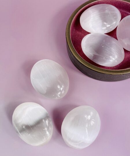 Selenit palmstone – hvid krystal til meditation, healing og energirensning