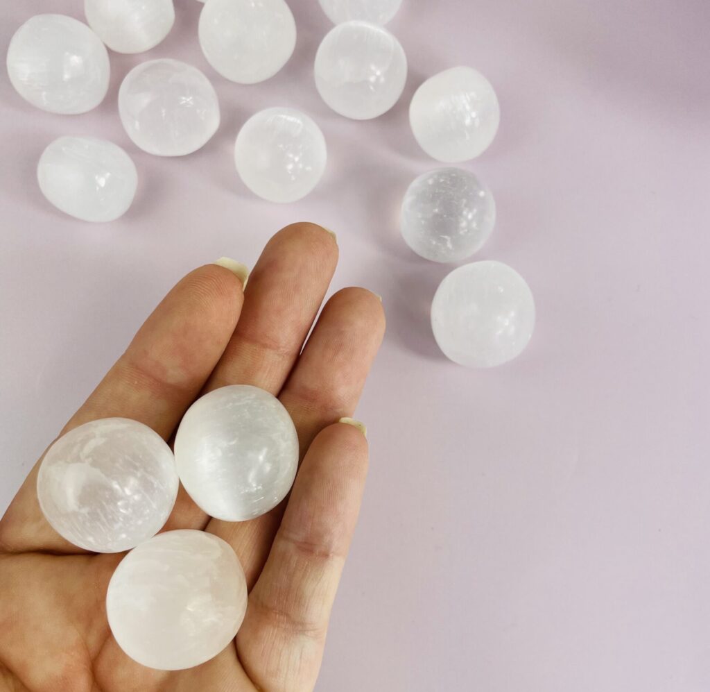 Selenit kugle – rund hvid krystal til energi, rensning og spirituel balance