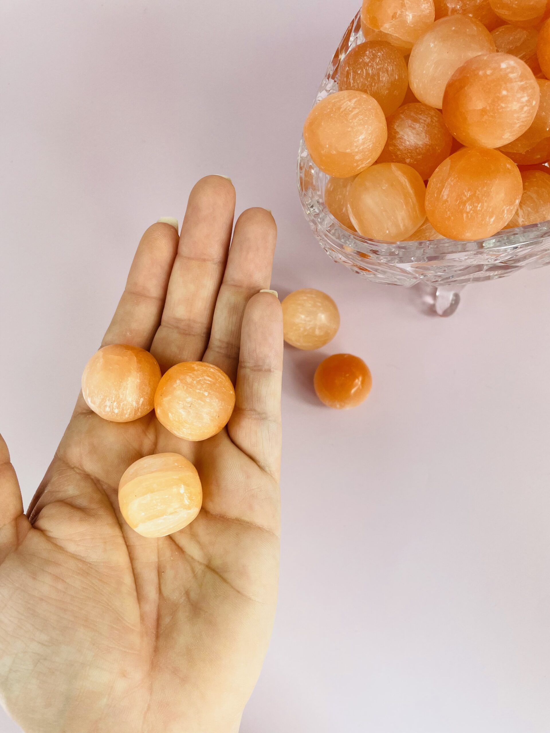Orange selenit kugle lommesten – varm og rensende krystal til energi, beskyttelse og følelsesmæssig balance | Soul Crystal