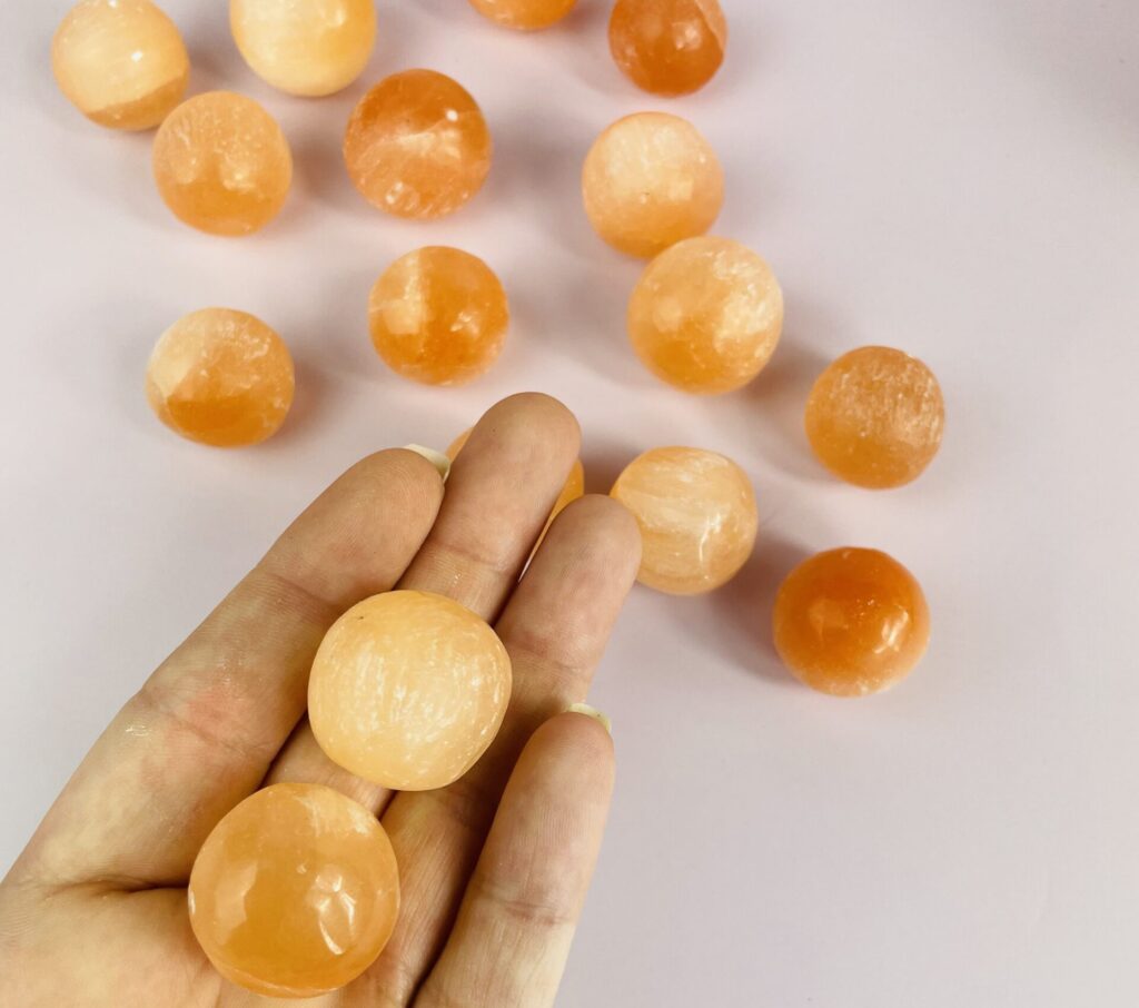 Orange selenit kugle lommesten – varm og rensende krystal til energi, beskyttelse og følelsesmæssig balance | Soul Crystal