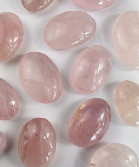 Håndpoleret rosakvarts palmstone – bringer ro og healing