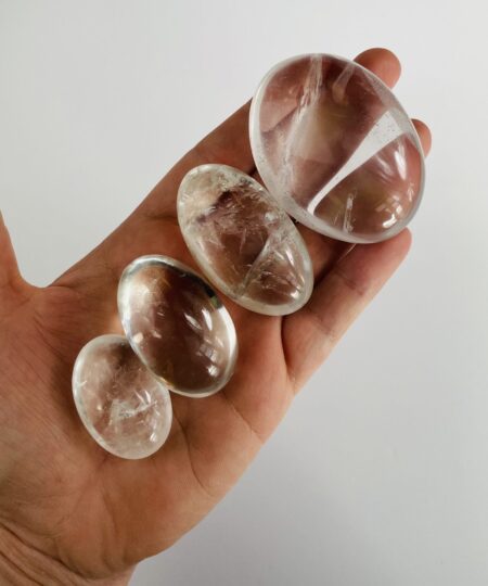 Bjergkrystal palmstone – håndpoleret krystal til meditation og energi