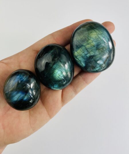 Labradorit Palmstone – Intuition & Beskyttelse | Spirituel Krystal