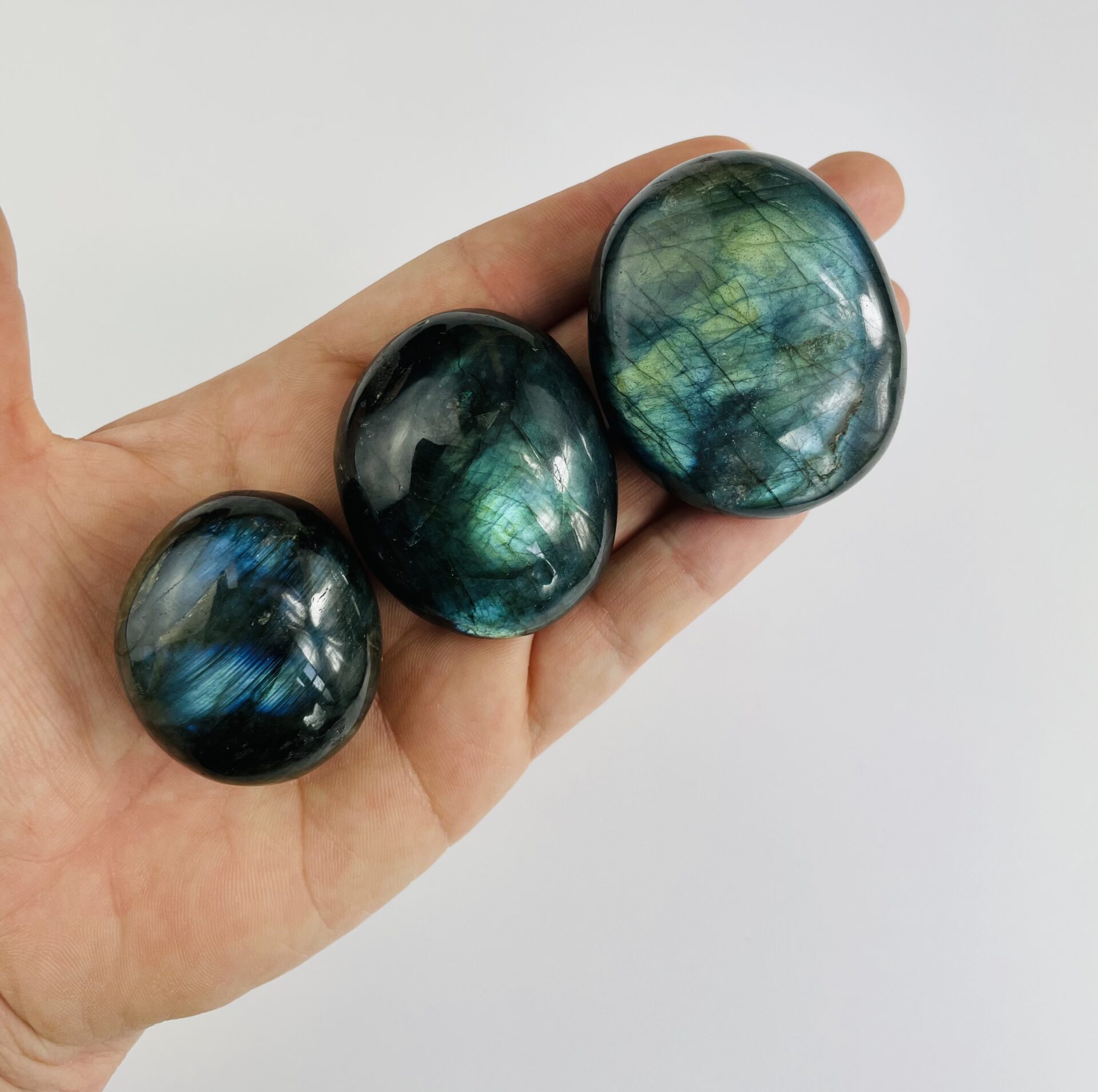 Labradorit Palmstone – Intuition & Beskyttelse | Spirituel Krystal