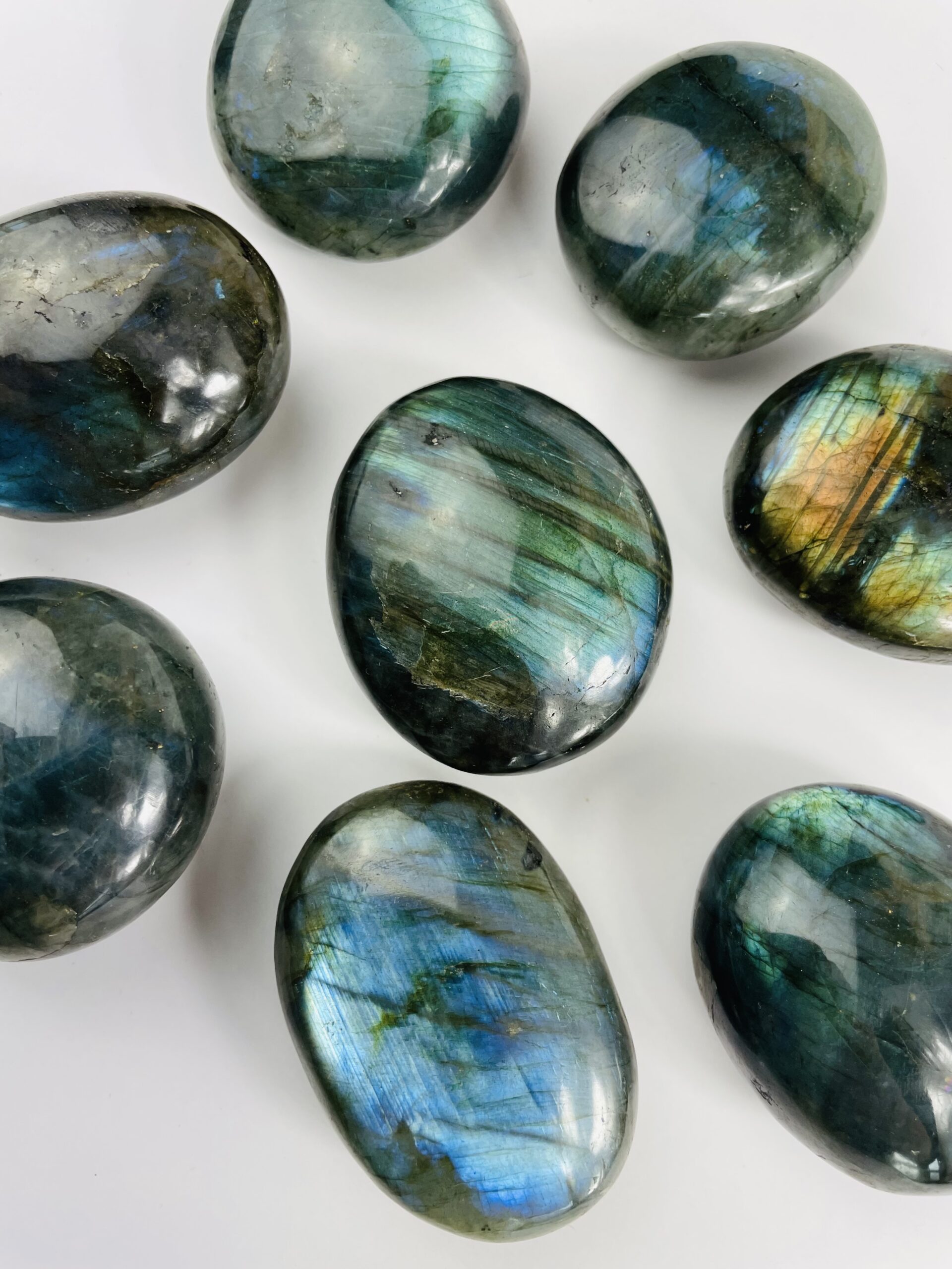 Labradorit Palmstone – Intuition & Beskyttelse | Spirituel Krystal