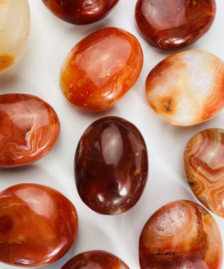 Varm karneol palmstone – naturlig sten med livsenergi og styrke