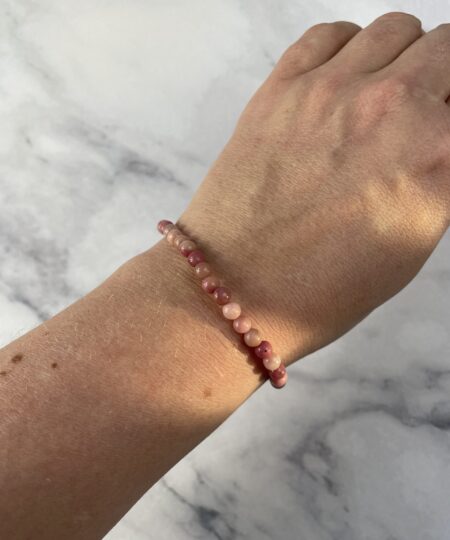 Rhodonit armbånd – rosa krystal til hjertechakra, selvkærlighed og følelsesmæssig healing