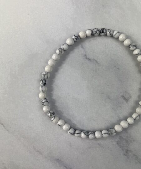Howlit armbånd – hvid krystal til ro, tålmodighed og spirituel balance