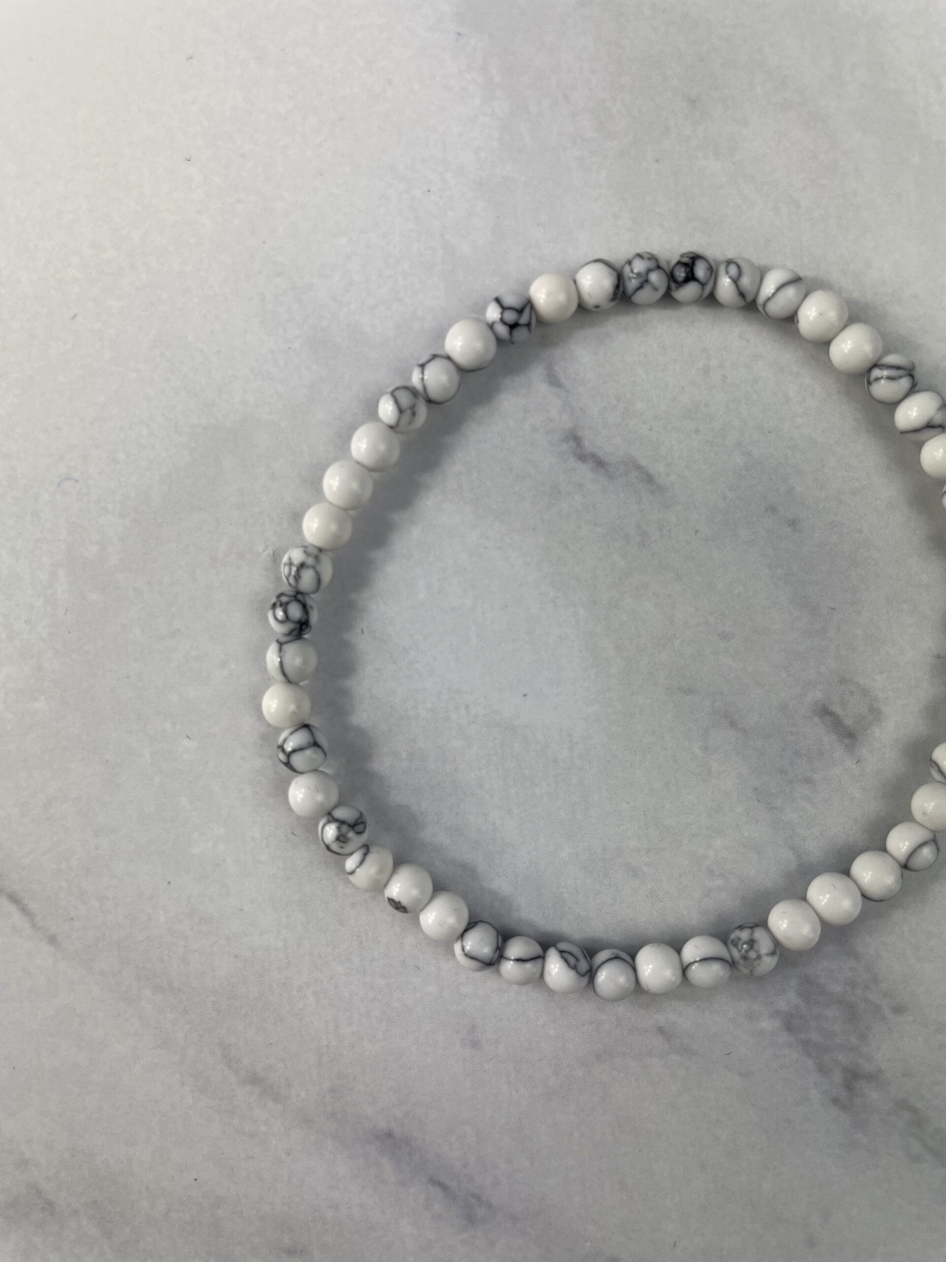 Howlit armbånd – hvid krystal til ro, tålmodighed og spirituel balance