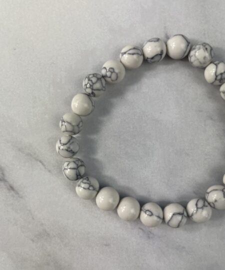 Howlit armbånd – hvid krystal til ro, tålmodighed og spirituel balance