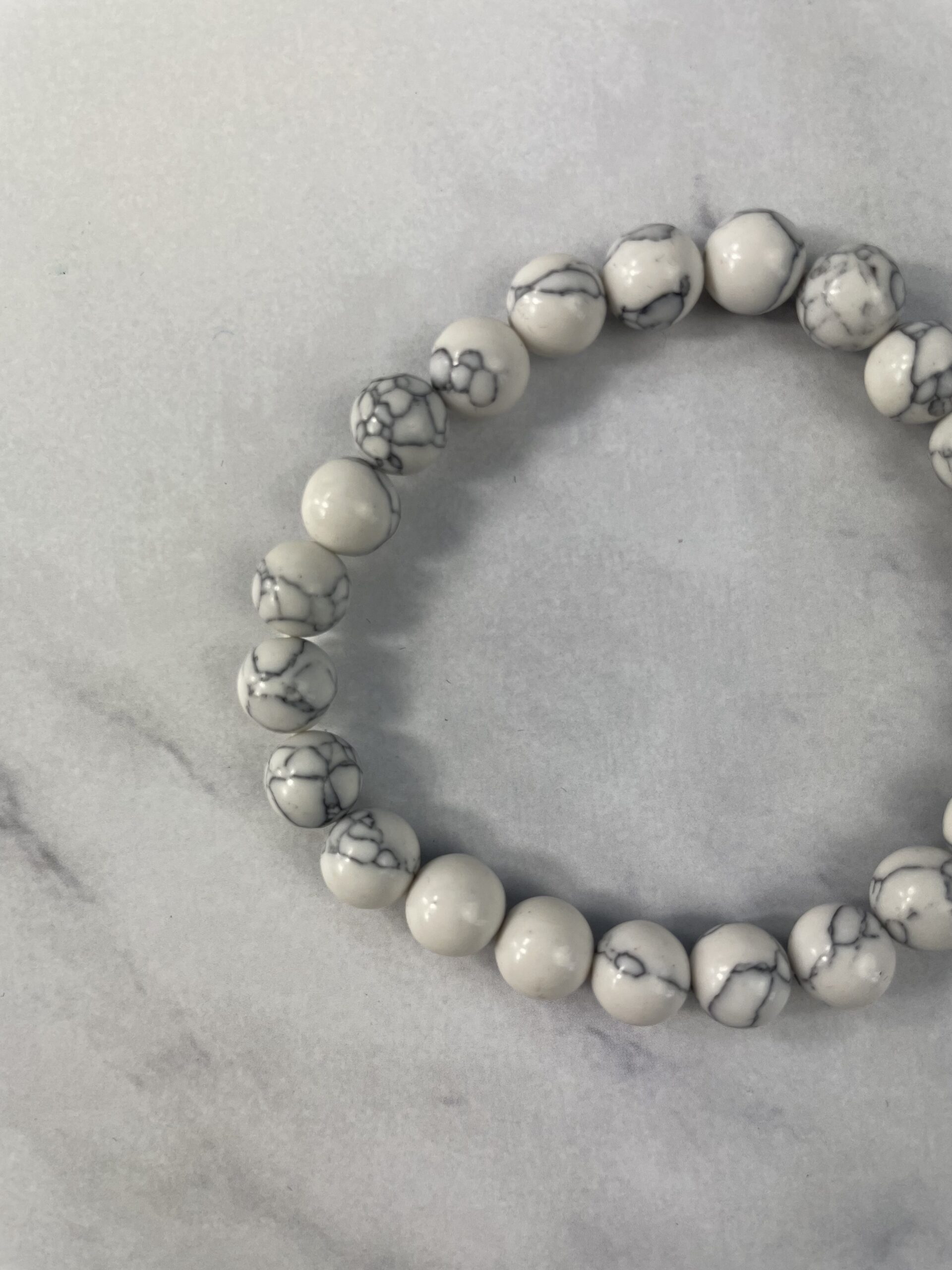 Howlit armbånd – hvid krystal til ro, tålmodighed og spirituel balance