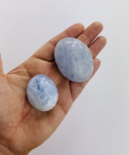 Blå calcit palmstone – beroligende håndsten til afslapning og mental klarhed | Soul Crystal