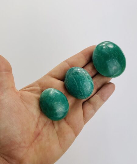 Amazonit palmstone – harmoniserende håndsten til indre balance og kommunikation | Soul Crystal
