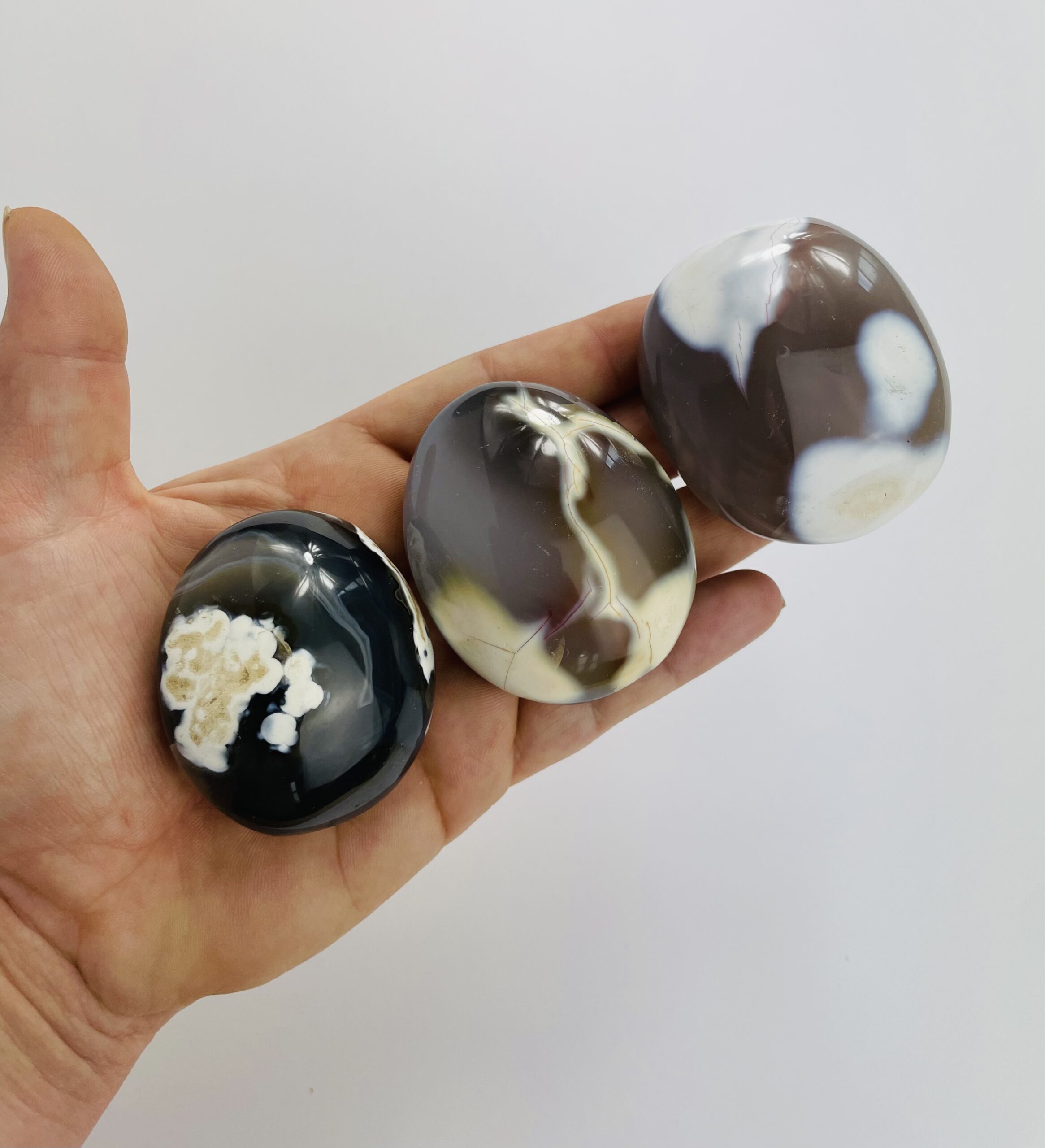 Orca agat palmstone – dyb, groundende håndsten til indre ro og følelsesmæssig healing | Soul Crystal