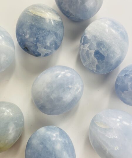 Blå calcit palmstone – beroligende håndsten til afslapning og mental klarhed | Soul Crystal