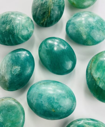 Amazonit palmstone – harmoniserende håndsten til indre balance og kommunikation | Soul Crystal