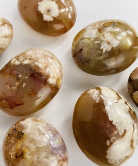 Blomster agat palmstone – blid og nærende håndsten til personlig vækst og ro | Soul Crystal