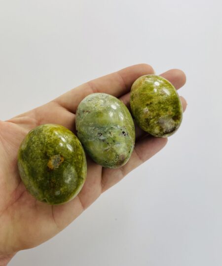 Serpentin palmstone – grøn krystal til transformation og healing