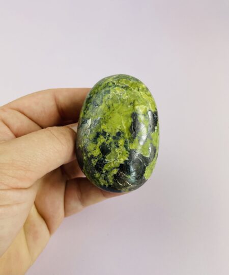 Serpentin med pyrit – grøn og gylden krystal til balance, styrke og indre healing.