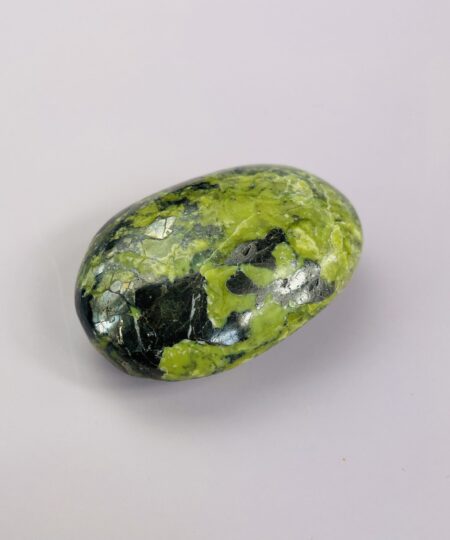 Serpentin med pyrit – grøn og gylden krystal til balance, styrke og indre healing.